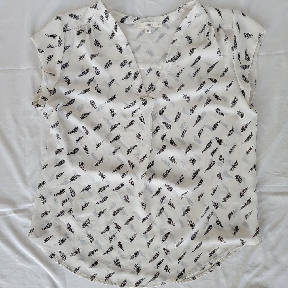 Monday Fun Women's Lillian V-neck Blouse, White, Feather Pattern, Size Small